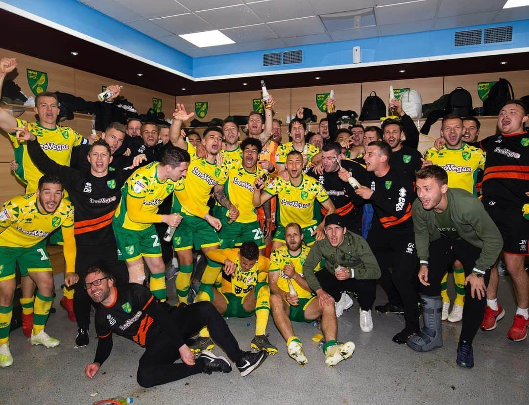 ノリッジ・シティFCさんのインスタグラム写真 - (ノリッジ・シティFCInstagram)「What a bunch! 🍾🏆」5月6日 2時59分 - norwichcityfc