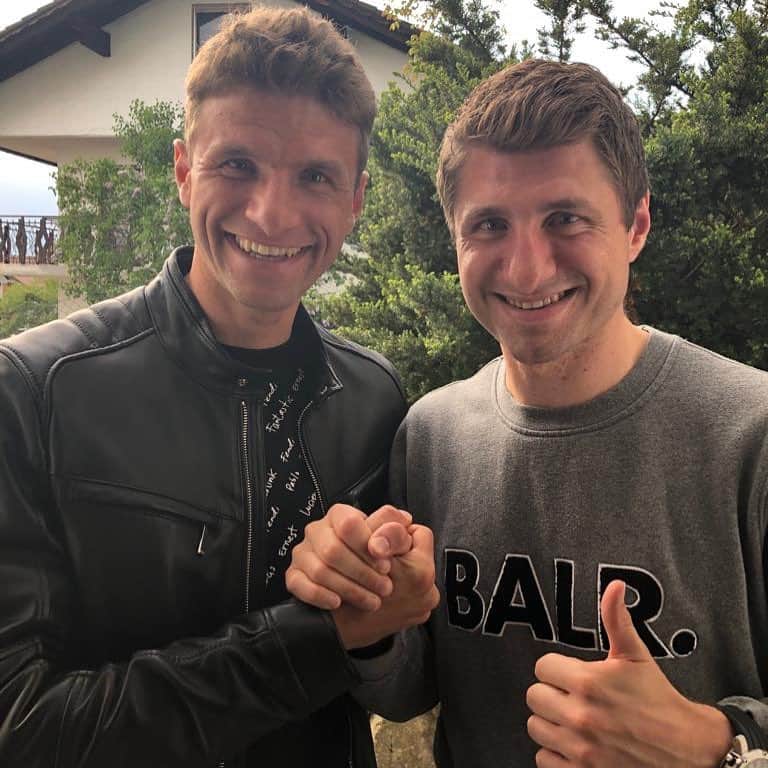 トーマス・ミュラーのインスタグラム：「Today I enjoyed the birthday party of my brother Simon 😀🎂 #family #esmuellert #muellerbrothers #happysunday」