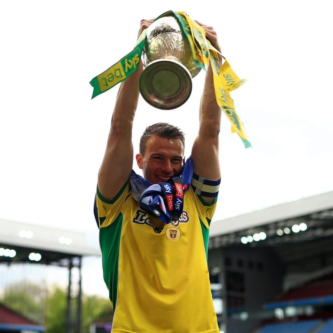 ノリッジ・シティFCさんのインスタグラム写真 - (ノリッジ・シティFCInstagram)「His biceps are bigger than the trophy! 💪」5月6日 3時01分 - norwichcityfc