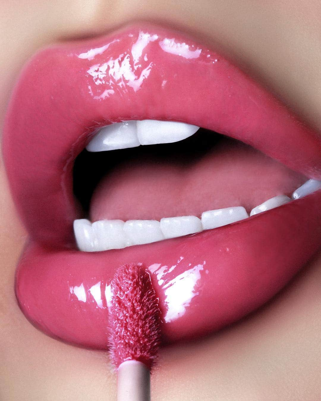 パット・マグラスさんのインスタグラム写真 - (パット・マグラスInstagram)「PINK POUT PLEASURES⚡️⚡️⚡ #LUSTGloss shade ‘PRIMA DONNA’ is a mid-tone cool pink that pleasures your pout with its balm-meets-gloss formula that's never sticky, but always soothing and smoothing. ⚡⚡⚡ #TurnYourLipsOn NOW at ‪PATMcGRATH.COM‬. 👄PINK POUT by @rebellebeautyx」5月6日 3時03分 - patmcgrathreal