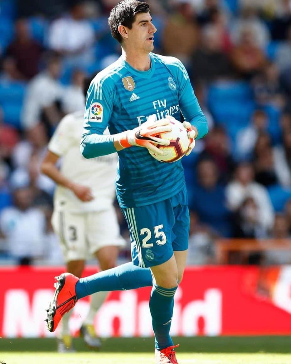 ティボ・クルトゥワのインスタグラム：「Buena victoria hoy! #HalaMadrid ⚽️☀️」