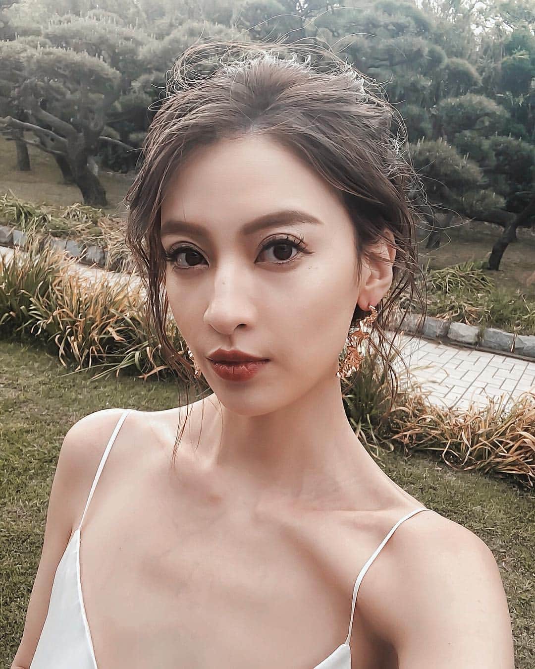 のインスタグラム：「𝒔𝒆𝒍𝒇 𝒎𝒂𝒌𝒆 𝒖𝒑 🌿﻿ ﻿ eyelash extensions @jillandlovers ﻿ hair color @ryo_saltwater ﻿ ﻿ まつげエクステとアッシュ系カラーで外国人風のドライな感じに仕上げてもらいました🌿🌿﻿」