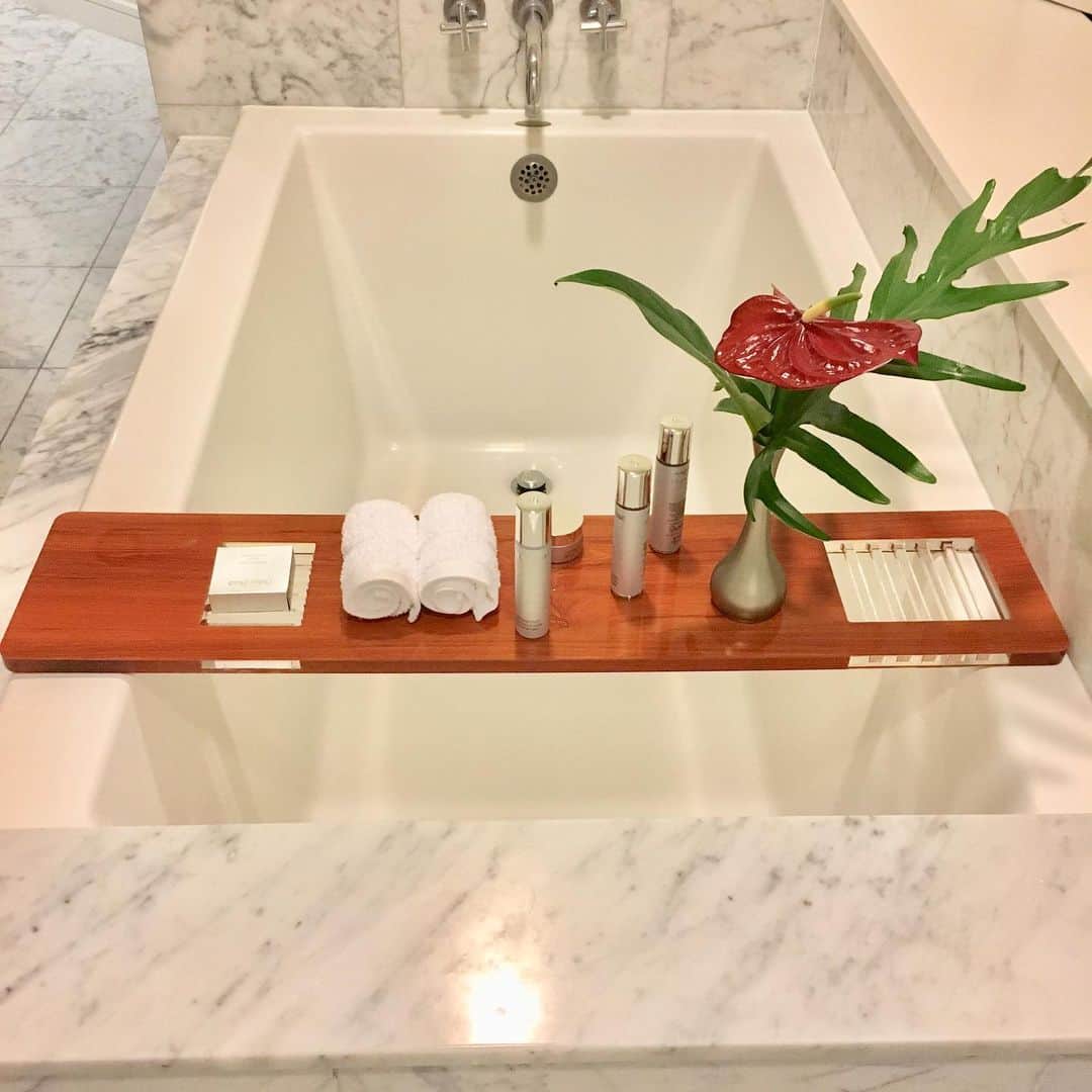 Trump Waikikiさんのインスタグラム写真 - (Trump WaikikiInstagram)「Indulge in luxurious bath amenities by Natura Bissé in your Italian marble bathroom.  #trumpwaikiki #neversettle #bathamenities  ナチュラビセのアメニティでバスタイムをお楽しみください。フルサイズは７階のザ・スパにて取り扱っております。  #トランプワイキキ #5つ星ホテル #ラグジュアリートラベル #ハワイアンウェディング #バスアメニティ」5月6日 12時44分 - trumpwaikiki