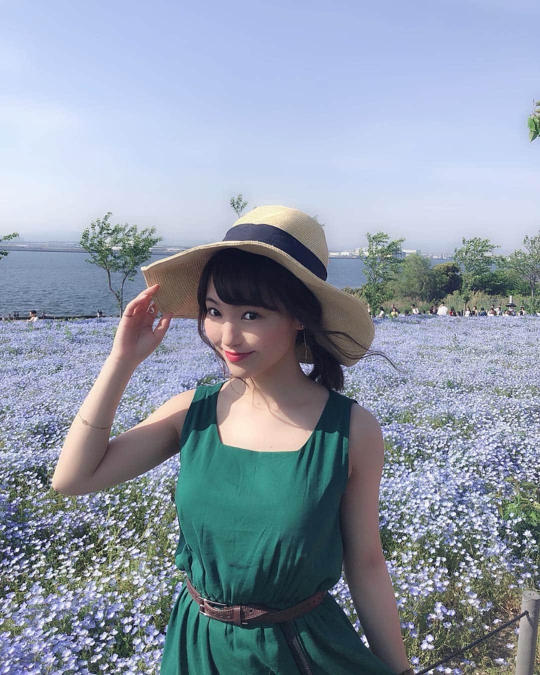のインスタグラム：「. 本日、22歳になりました！！💓 . . 21歳は様々な出来事があり 沢山の方に出逢い、支えていただきました。 みんなのおかげでとっても幸せな21歳だったー！！ 本当にありがとう💐 . そして、 さらに成長する予定！の 令和突入安原舞もよろしくお願いします💐 . #ネモフィラ#ネモフィラ祭り#ネモフィラ祭り2019フォトコンテスト」
