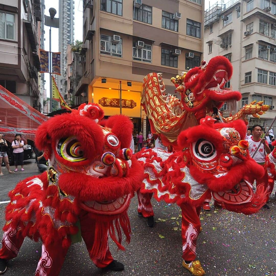 Discover Hong Kongさんのインスタグラム写真 - (Discover Hong KongInstagram)「Join the spectacular parade celebrating the sea deity Tam Kung on 12 May and watch the lively lion and dragon dances! 5月12日，要去筲箕灣譚公廟欣賞舞龍舞獅巡遊，感受譚公誕的熱鬧節慶氣氛！ #DiscoverHongKong」5月6日 13時01分 - discoverhongkong