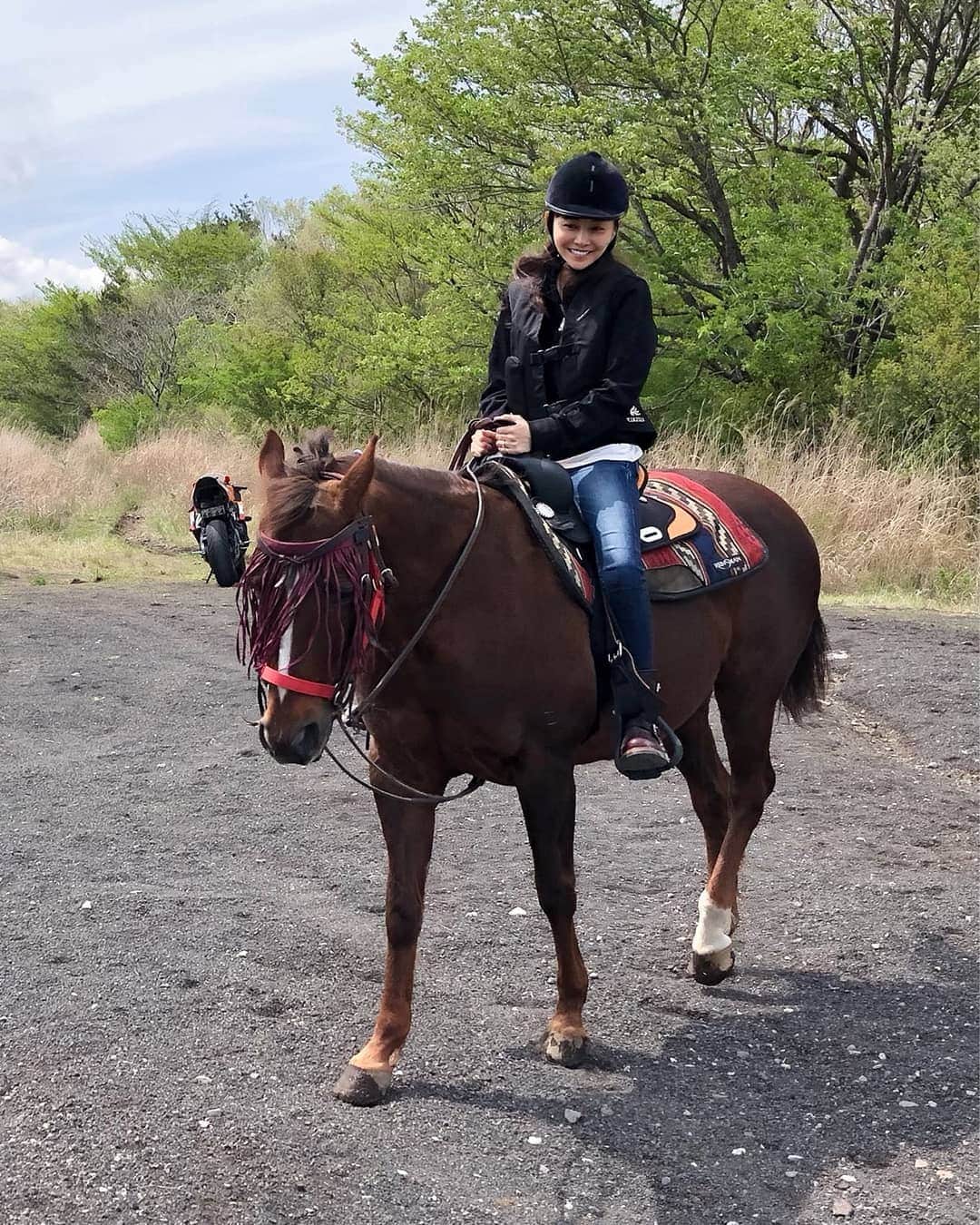 杉原杏璃さんのインスタグラム写真 - (杉原杏璃Instagram)「ビビり乗馬に！  乗馬🐎♡ ポニーではなくて、これだけ大きな馬に1人で乗るのは初めてで。。。。 かなりビビりながの乗馬でしたw  すぐに草食べに道から外れていくんだもん。。。 なかなかうまくコントロールできなかったな  甥っ子達の方が、堂々としてて上手でした♪  楽しいG.Wも今日で終わりですね〜  あっという間でしたけど 後半遊びに出かけれて良かった🍀  私にしては、とてもアクティブな3日間を過ごしています✋  #japan  #LOVE  #love  #instagood  #YOLO  #new  #look  #follow  #happy  #fun  #funny 　#smile  #beauty  #swag  #girl  #girls  #me  #fashion  #アンラブ  #グラビア  #アイドル  #グラドル  #グラビアアイドル  #anrisugihara  #杉原杏璃  #乗馬」5月6日 13時09分 - anri.sugihara.anri