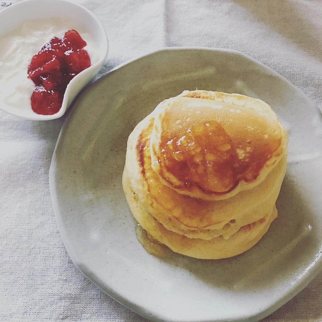 紀伊さつきのインスタグラム：「うちの母は、定期的に、唐突に、パンケーキを焼く。 それも食べきれないほど。 #パンケーキ #🥞 #gw最終日」