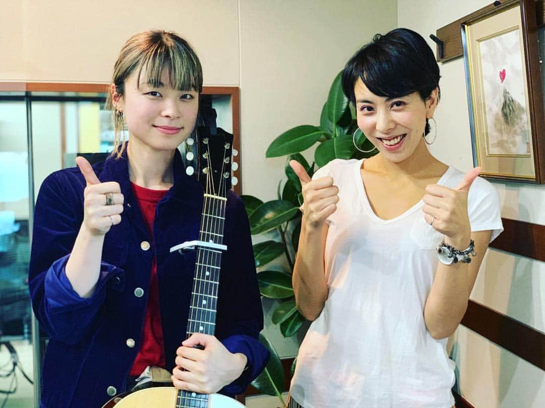 LOVEのインスタグラム：「里菜ちゅわん！ @katarina_81  ようこそラブコネ へ！ まもなく27歳。 ちょっと早いけどおめでとう！  ますますステキな歌声&さすがのソングライティング。sunnyもBloom In The Cityもいい曲だな😚」