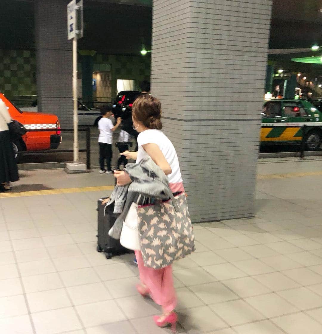 神崎恵さんのインスタグラム写真 - (神崎恵Instagram)「ちびっこ大好き、キャスターつきのあれこれ。 スーツケースにスーパーのカート🛒 母は冷や汗です💧💦 手は離さない👊👊👊‼️ 昨晩は、 @zara のお気に入りの艶々ピンクのスカートでごはんを食べにいきました🍽」5月6日 13時21分 - megumi_kanzaki