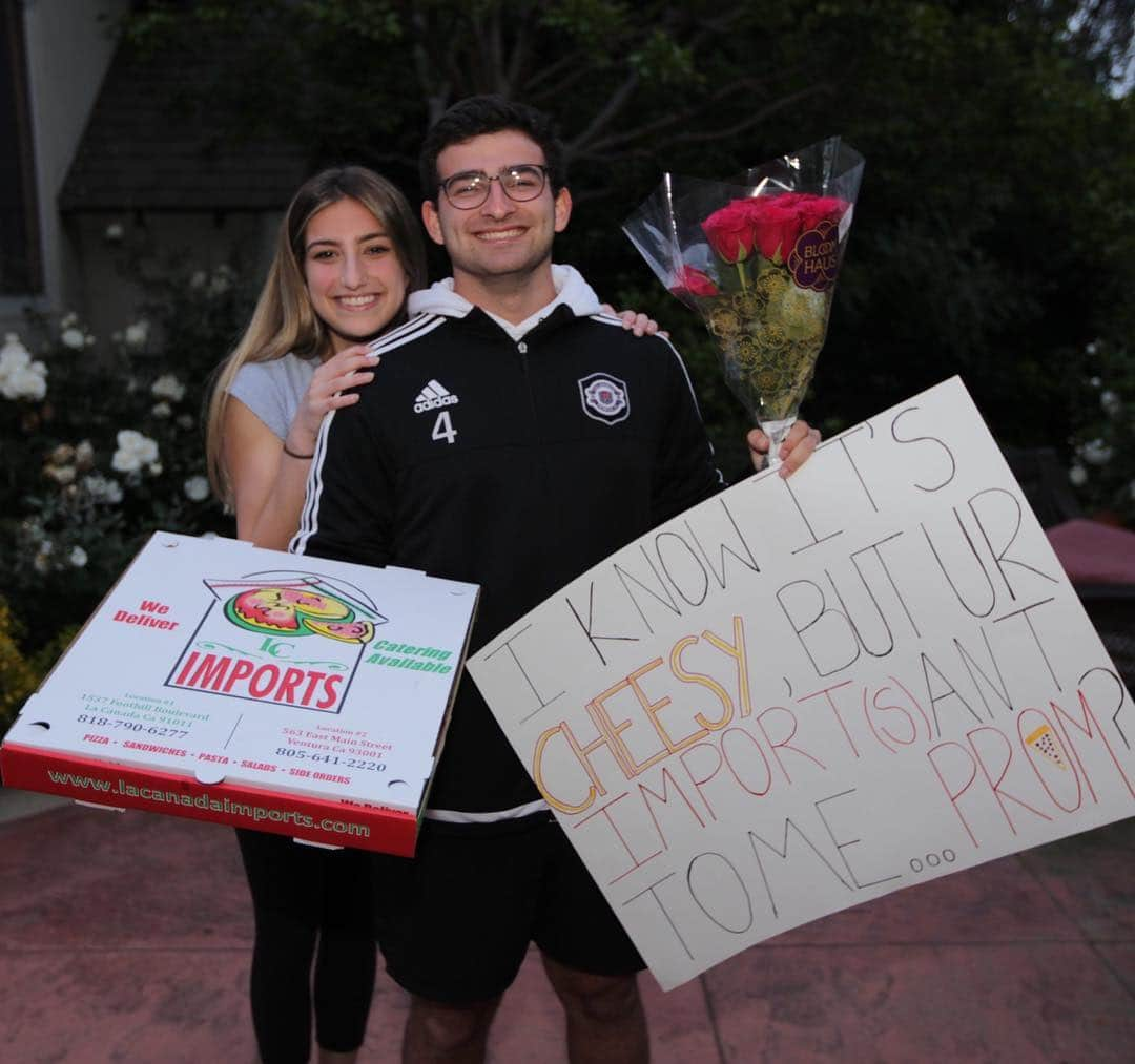 マーリー・マトリンさんのインスタグラム写真 - (マーリー・マトリンInstagram)「It’s official! Brandon and Gabi are going to prom!! #seniorprom2019 #sweetestcouple #eightmonthstogether #gabriella #brandon #cantgowrongwithpizza 💜💜💜💜💜」5月6日 13時22分 - themarleematlin