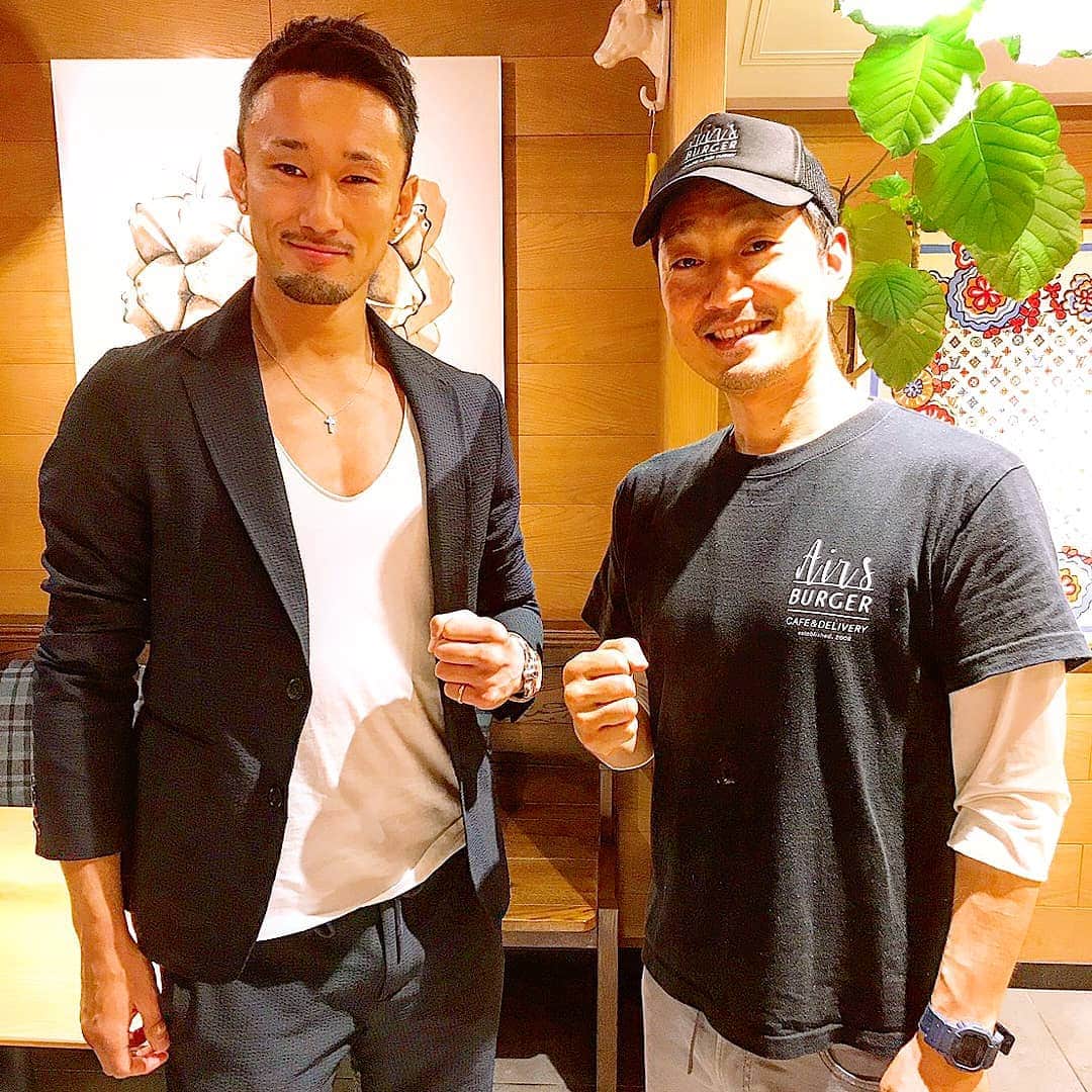 梅野源治さんのインスタグラム写真 - (梅野源治Instagram)「スポンサーとしてもご支援いただいているハンバーガー屋さんで食事をしてきました♪  食材や調理方法にこだわっているから試合前でも全く問題なし!! 美味しくいただきました👍  みなさんも、ぜひ一度お店に行ってみてください(^ー^) 絶対に美味しいから‼️ 店名 【Airs BURGER CAFE&DELIVERY】  Tel_03-6458-5563 住所:東京都江東区深川２-２１-１ メゾンフカガワ 1F 135-0033  Maison Fukagawa 1F 2-21-1 Fukagawa, Koto-ku,  エアーズバーガーカフェのハンバーガーはメキシコ料理を7年間修業したシェフが厳選したパティ（オーストラリア産ショートグレイン-良質な穀物飼育-の牛肉と黒毛和牛を使用し、安全でおいしいビーフ100%のパティとバンズ(パティとの相性を考え、改良を重ねて焼き上げたオリジナルのパンで、保存料・添加物を一切使わない体に優しいバンズ）を使い、ご注文をいただいてから一つ一つ丁寧に調理しています。 豪快な見た目の中にひそむ繊細な味と食感をお楽しみください。  Lunch Mon-Sat 11:00-15:00 (L.O 14:30) Sun & Holiday 11:00-15:00 (L.O 14:30)  Dinner Mon-Sat 17:00-22:00 (L.O 21:15) Sun & Holiday 17:00-21:00 (L.O 20:30)  Delivery Mon-Sat 16:30-22:00 (L.O 21:15) Sun & Holiday 16:30-21:00 (L.O 20:30) デリバリーは、総額2,000円のご注文よりお受けいたします！  電話受付時間 : 月〜土 16:30 - 21:15　日、祝 16:30-20:30 配達時間 : 月〜土 17:00 - 22:00　日、祝 17:00-21:00 配達可能区域 : お店から2km圏内」5月6日 13時30分 - genji_umeno