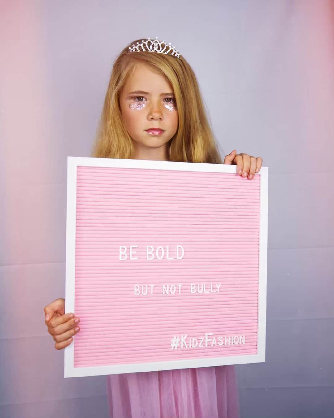 Kidz Fashionさんのインスタグラム写真 - (Kidz FashionInstagram)「I want my kids to be bold, have an opinion and not follow the crowd. With that comes the challenge to also teach them that being bold doesn’t mean being a bully. We recently came across this simple little statement that reminds us that in our boldness we need to consider others and not be bullies. So please, be your bright, bold, beautiful selves and remember to be kind. 😊 #teachingkids #kindnessrules #kidzfashion」5月6日 13時32分 - kidzfashion