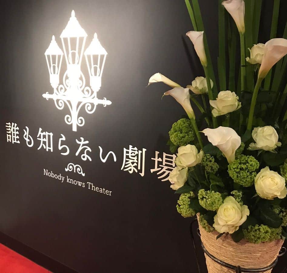 のインスタグラム：「‪いよいよ本日ロングラン千秋楽です✨‬ ‪おかげさまでチケットは完売しております。‬ ‪雨が降ってきたみたいです、皆さま足元お気をつけてお越しください✨‬ ‪それでは、誰も知らない劇場でお待ちしております‼️‬ #誰も知らない劇場 #ひとり昭和歌謡祭 #ロングラン #ティーナカリーナ」