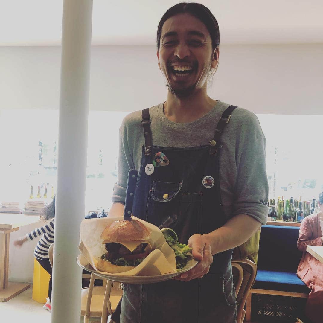 ひうらさとるのインスタグラム：「明るい楽しいもっさん、最後のOFF営業！初対面のときは向かいの駐車場に寝てる印象（なのでいつ路上で寝ても快適なものをプレゼントw）だったけど、いつも美味しいワインありがとう！また来てね！京都のお店も行くね！（といいつつ、明日にも一緒に飲んでそうだけどw） #OFF #もっさん #またねー」