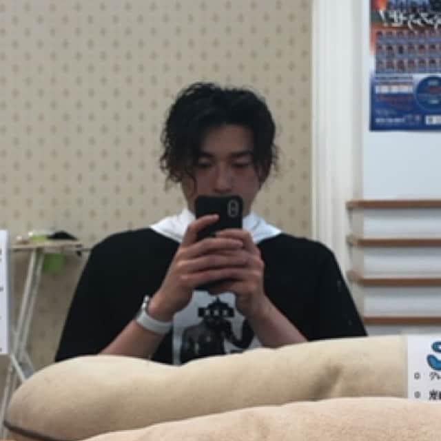 寺嶋寛大のインスタグラム：「髪を伸ばす。 と言って頑張って伸ばしてたが、行き着く先がわからなくなりバッサリ！  #美容院#GW#散髪#横浜」