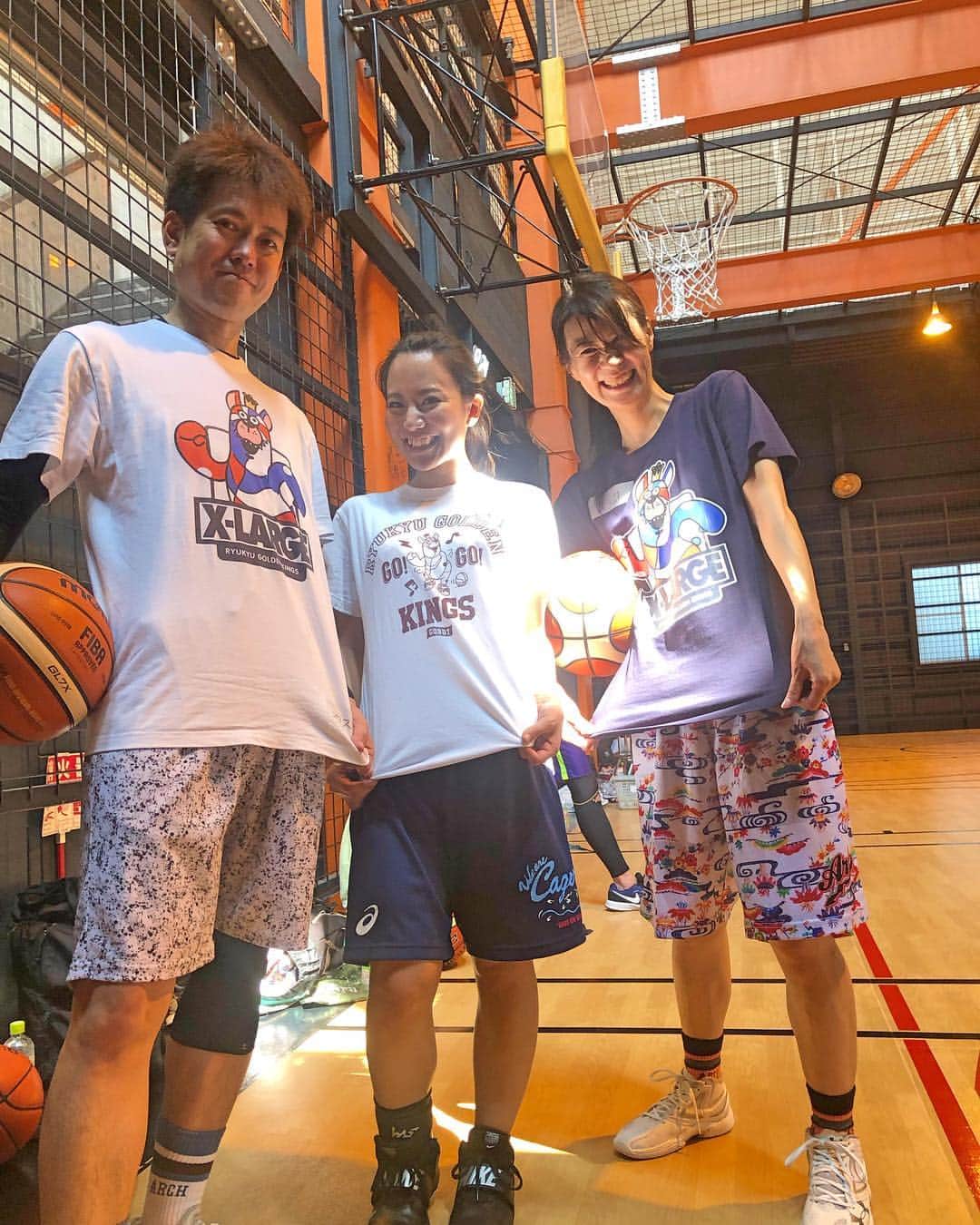 長嶺菜菜子のインスタグラム：「﻿ 私って身長かなり小さいのね( '∀︎' )﻿ 写真で見て改めて認識する👈👈﻿ ﻿ ﻿ 自分はそんなに小さいとは思ってないのよ﻿ それが態度に表れてるのかな﻿ ﻿ ﻿ 身長153センチの顔には見えないって﻿ どんな顔やねん(｡´･ω･)﻿ ﻿ ﻿ バスケではかなり小さいね﻿ チビなガードフォワードよ⛹️‍♀️🏀﻿ ﻿ ﻿ けど気持ちだけは人一倍強いよ😤🙌🙌﻿ ﻿ ﻿ ﻿ 大阪でのバスケは30人くらい集まって﻿ その半分が沖縄人﻿ ﻿ ﻿ 初めましてだけど﻿ すぐ打ち解けれるのがスポーツよね﻿ ﻿ ﻿ ﻿ 大阪でバスケグッズ揃えるなら﻿ @nks405_shop ﻿ めちゃくちゃ派手なバスパンが可愛いよ(♡︎ˊ艸ˋ♡︎) ﻿ ﻿ ﻿ 沖縄出身の顔の濃いオーナーがいるよ( '∀︎' )﻿ @hirsar_kuwahata ﻿ ﻿ そしてバスケの後はもちろん沖縄料理屋﻿ @linkbar_kinjyou で飲み会🍻﻿ 名護の珍獣あづまがいるよ ﻿ ﻿ ﻿ いちゃりばちょーでーねヾ(*･∀︎･*)ﾉﾞ﻿ ﻿ ﻿ ★------------------------------------------------☆﻿ #大阪 #大阪バスケット #半分沖縄人﻿ #うちなんちゅ #バスケットボール﻿ #バスケ女子 #身長153センチ ﻿ #いちゃりばちょーでー﻿ #リンクバー金城 #linkbar金城﻿ #ゴリラバスケ #名護の珍獣﻿ #キングスファン #キングスTシャツ﻿ #コーディーシャツ ﻿ #nks405」