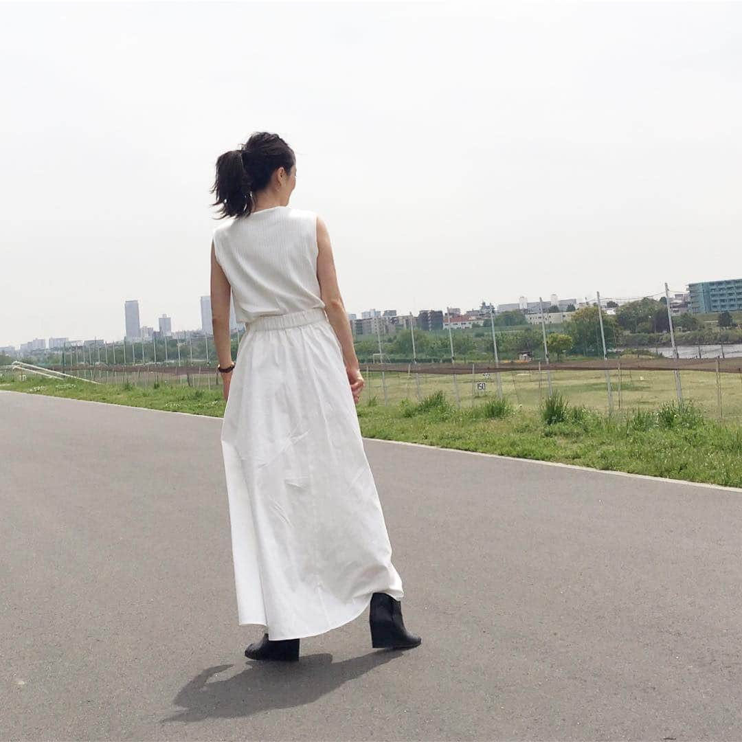 北澤 宏美さんのインスタグラム写真 - (北澤 宏美Instagram)「- 最終投稿、平成渋めな中華屋でおわってた。。 令和初投稿 最近ストーリーに投稿しておりますが 【LE JOUR】さんとのコラボで 5アイテム洋服つくって頂きました  ノースリーブ ハイウエストロングスカート ワンピース 2型 エプロン  詳細はまた後日載せたいと思いますが 5月中旬発売となります  形や品にこだわり作りました 流行り廃りのないシンプルで定番なかたち  普段使いからパーティーまでいけるワンピースは ホワイト、ネイビー、ブラックの定番色で 年齢も幅広く、主婦の方等 服をたくさん持ちたくない方にもうってつけ 1着もっていれば着回したくさん なにかと役立つアイテムかと思います  ちなみにこちらは ワンピースではなく 上下別々です⚪️ ・ 他アイテム徐々に載せます🕊 ハイライトに動画UPしました」5月6日 13時53分 - romihy58