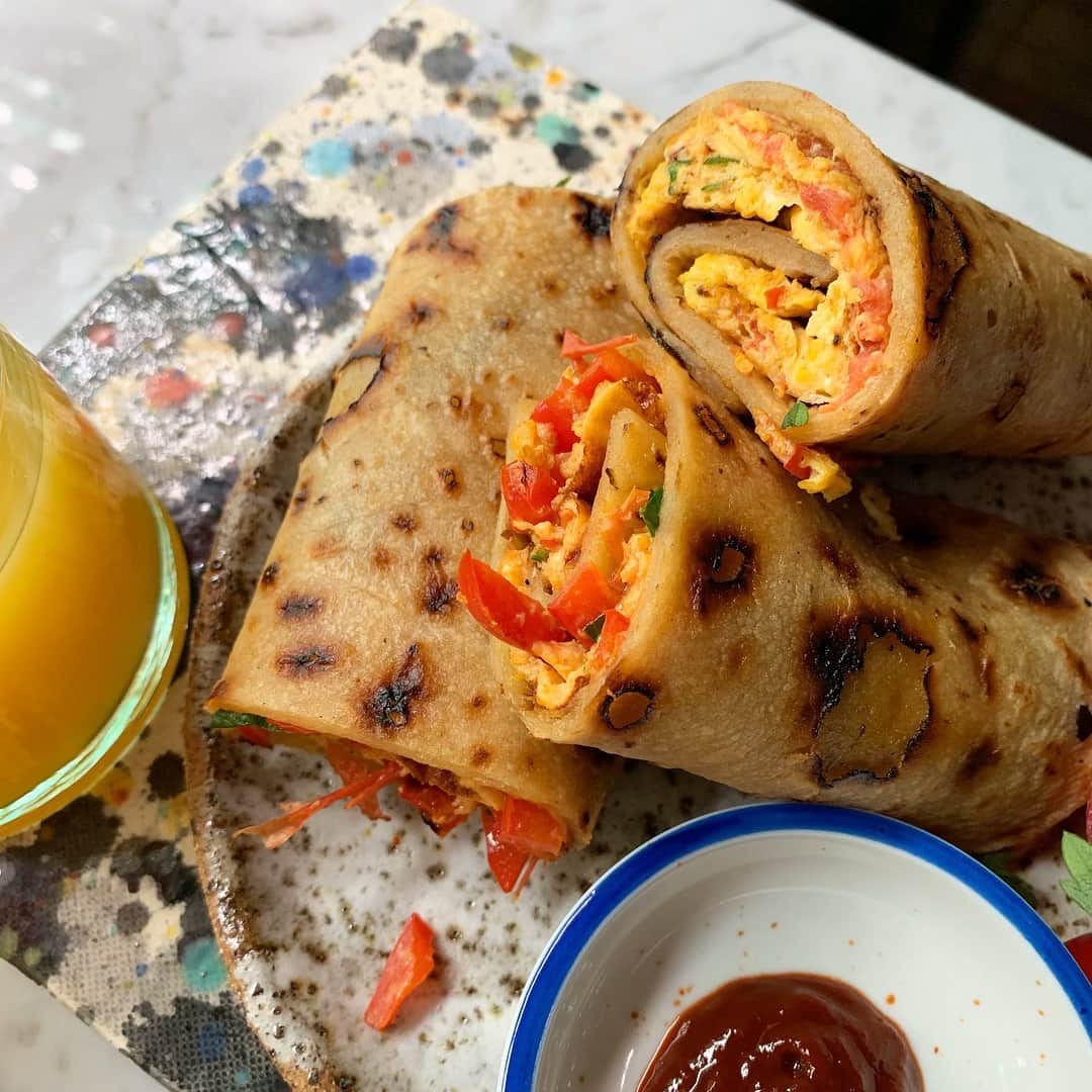 Symmetry Breakfastさんのインスタグラム写真 - (Symmetry BreakfastInstagram)「Monday: Rolex from Uganda 🇺🇬🇺🇬🇺🇬, rolled eggs, said in a Ugandan accent is ROLEX ⌚️⌚️⌚️which I think is genius 😻 Homemade chapati (using the recipe from @chetnamakan youtube channel) with a tomato and pepper omelette, rolled up and cut in half, with some sriracha for spice and a cup of tea from Satemwa, Malawi - - - - - - - - - - - - - - - - - - - - - Thank you to everyone the other day that recommended dishes, writers, books and Instagram accounts who are putting African cuisines out there, so much reading and research for me to do and share so thank you! 😘 #symmetrybreakfast #ugandanfood #ugandanrolex #rolex」5月6日 13時47分 - symmetrybreakfast