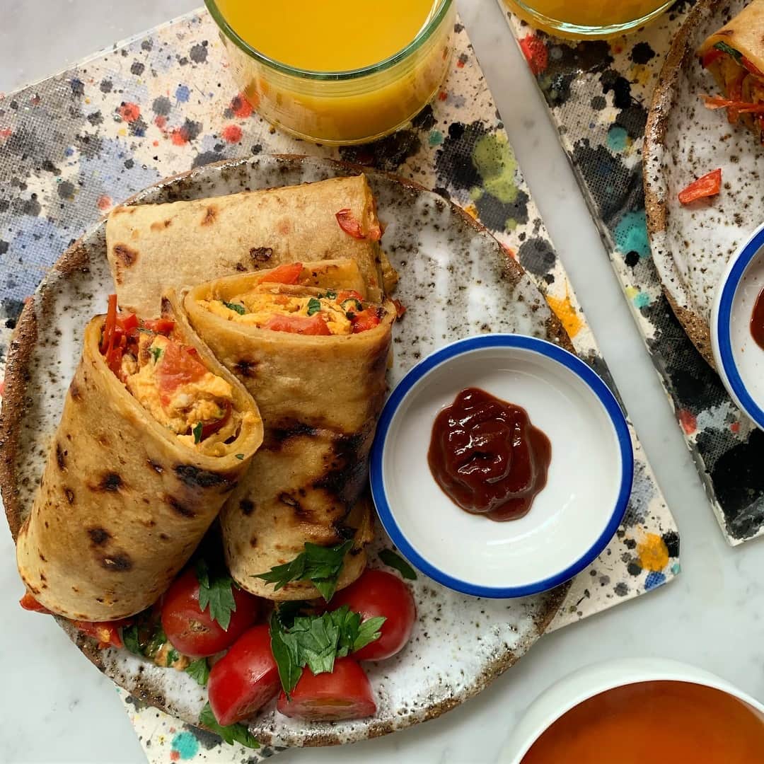 Symmetry Breakfastさんのインスタグラム写真 - (Symmetry BreakfastInstagram)「Monday: Rolex from Uganda 🇺🇬🇺🇬🇺🇬, rolled eggs, said in a Ugandan accent is ROLEX ⌚️⌚️⌚️which I think is genius 😻 Homemade chapati (using the recipe from @chetnamakan youtube channel) with a tomato and pepper omelette, rolled up and cut in half, with some sriracha for spice and a cup of tea from Satemwa, Malawi - - - - - - - - - - - - - - - - - - - - - Thank you to everyone the other day that recommended dishes, writers, books and Instagram accounts who are putting African cuisines out there, so much reading and research for me to do and share so thank you! 😘 #symmetrybreakfast #ugandanfood #ugandanrolex #rolex」5月6日 13時47分 - symmetrybreakfast