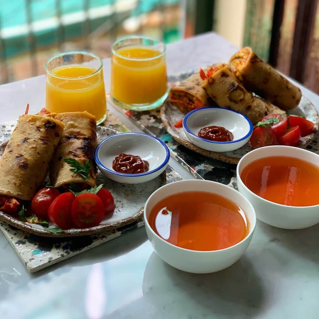 Symmetry Breakfastさんのインスタグラム写真 - (Symmetry BreakfastInstagram)「Monday: Rolex from Uganda 🇺🇬🇺🇬🇺🇬, rolled eggs, said in a Ugandan accent is ROLEX ⌚️⌚️⌚️which I think is genius 😻 Homemade chapati (using the recipe from @chetnamakan youtube channel) with a tomato and pepper omelette, rolled up and cut in half, with some sriracha for spice and a cup of tea from Satemwa, Malawi - - - - - - - - - - - - - - - - - - - - - Thank you to everyone the other day that recommended dishes, writers, books and Instagram accounts who are putting African cuisines out there, so much reading and research for me to do and share so thank you! 😘 #symmetrybreakfast #ugandanfood #ugandanrolex #rolex」5月6日 13時47分 - symmetrybreakfast