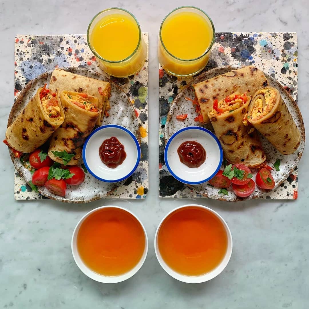 Symmetry Breakfastさんのインスタグラム写真 - (Symmetry BreakfastInstagram)「Monday: Rolex from Uganda 🇺🇬🇺🇬🇺🇬, rolled eggs, said in a Ugandan accent is ROLEX ⌚️⌚️⌚️which I think is genius 😻 Homemade chapati (using the recipe from @chetnamakan youtube channel) with a tomato and pepper omelette, rolled up and cut in half, with some sriracha for spice and a cup of tea from Satemwa, Malawi - - - - - - - - - - - - - - - - - - - - - Thank you to everyone the other day that recommended dishes, writers, books and Instagram accounts who are putting African cuisines out there, so much reading and research for me to do and share so thank you! 😘 #symmetrybreakfast #ugandanfood #ugandanrolex #rolex」5月6日 13時47分 - symmetrybreakfast