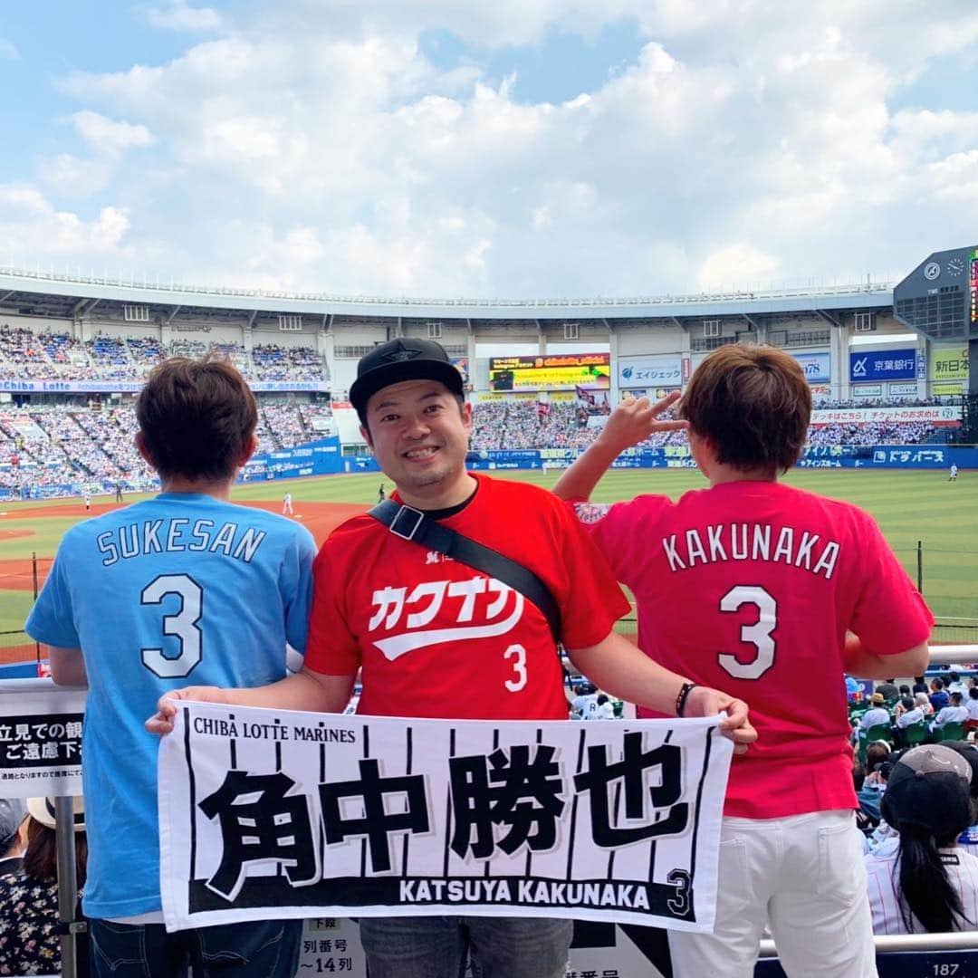 ハロー植田さんのインスタグラム写真 - (ハロー植田Instagram)「昨日ZOZOマリンにロッテ角中選手の応援に☆ロッテは負けましたが、角中選手は2出塁と守備でもレーザービーム☆昼から飲んで早い段階から酔いました☆ ♪ジョッキ片手にさわぐカウンターのおじさん〜（B’z『BIG』より） #カウンターじゃなくスタンド #哲さん #放送作家 #アメトーーク #河野さん #若い社長さん #角中さんを囲む会 #角中会 #ハロー植田 #bz #カープに限りなく近い角中Tシャツ #レアード寿司見れた」5月6日 13時49分 - inababa178