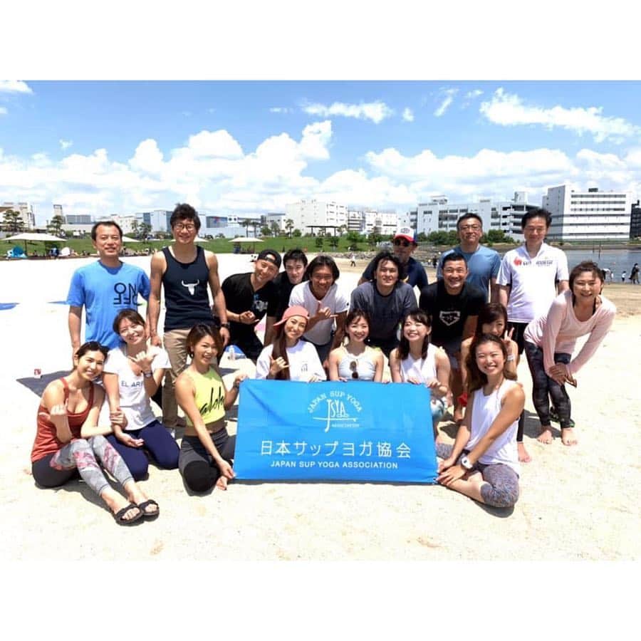 京乃ともみさんのインスタグラム写真 - (京乃ともみInstagram)「gwはビーチクリーン&ヨガのイベント。たくさんゴミも集まって海辺がキレイになりました✨🏖. そのあとのヨガは一段と気持ちよかった〜🧘‍♀️☀️. . 今回の参加費の一部は、NPO法人アクアプラネット(珊瑚の保護団体)に寄付させていただきました。 . 5/19は熱海で恒例の日本サップヨガ協会のイベント、サップヨガ&サップレースがあるので、 ぜひ公式アカウントをチェックしてくださいね♩. @japansupyogaassociation  @ehaco.supcafe . . 直前の告知にも関わらず、ご参加ありがとうございました💓🙏. . . . . #日本サップヨガ協会  #ビーチヨガ #サップヨガ  #ゴミ拾い #ビーチクリーン #ピクニック日和」5月6日 14時10分 - tomomi_kyono