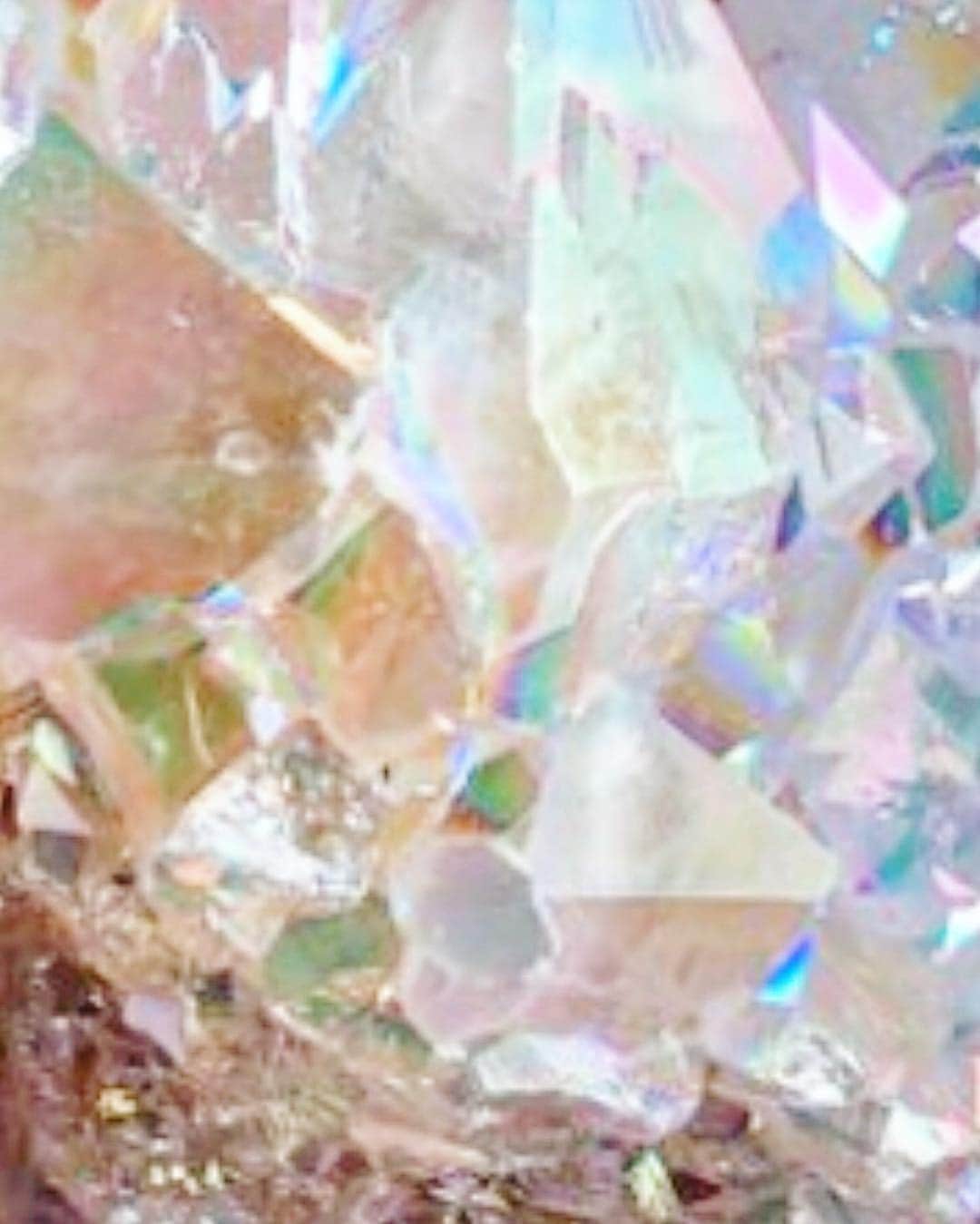 Kara Yoshimoto Buaさんのインスタグラム写真 - (Kara Yoshimoto BuaInstagram)「Feeling like #raw #ore #crystals #gold #minerals #caves #earth #opals #dragonglass for #metball2019.. or is it just #got ?!!! 🐉🐲🔥🔥🔥🌚 Maybe its the #taurus #newmoon ruled by  #venus yesterday... This new moon is grounded and offers a chance to accept change as the norm rather than a random act.  As you become more aware of your process of growth, also become aware of a new sense of stability that comes from within instead of relying on the known and familiar aspects of your external environment. This is a fertile time to set intentions around your commitment to become more aware, responsible, proactive and present. Work with the questions of who, where, what and with whom as an exercise to focus your awareness of where you are in your life right now. If you get clarity regarding a needed change, move into that change with ease and grace. #lenastevens #thepowerpath」5月6日 14時05分 - karayoshimotobua