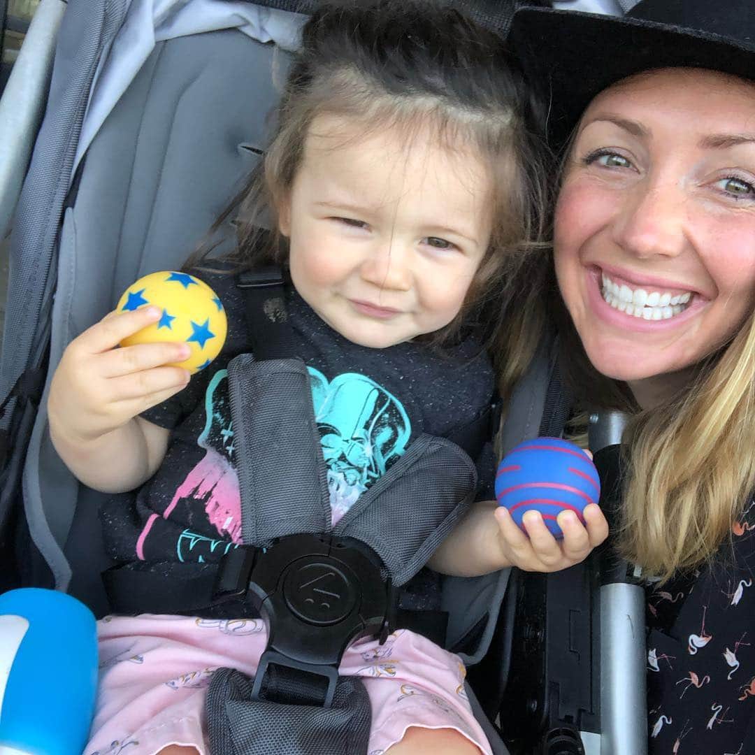 クリスティン・ヒルデブランドのインスタグラム：「Best weekend in the sunshine with my best little friend, who has a death grip on those balls you gave him @_alexispatterson 😂... Headed to the Huntington Beach AVP to cheer on our friendzzzz☀️#sunshine #volley #sports」