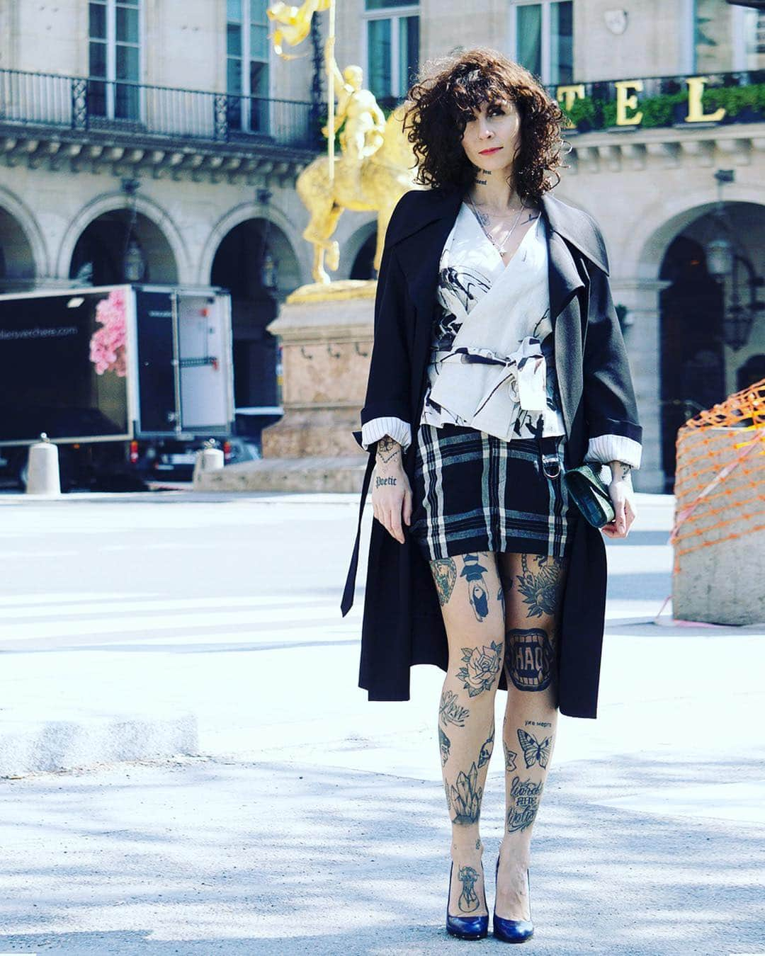 ヴィヴィアンウエストウッドさんのインスタグラム写真 - (ヴィヴィアンウエストウッドInstagram)「Bonjour from Paris 🇫🇷 The #VivienneWestwood Monochrome Tartan for Spring/Summer 2019 comes in a selection of men’s tailoring and women’s suiting #VWSS19」5月6日 5時21分 - viviennewestwood