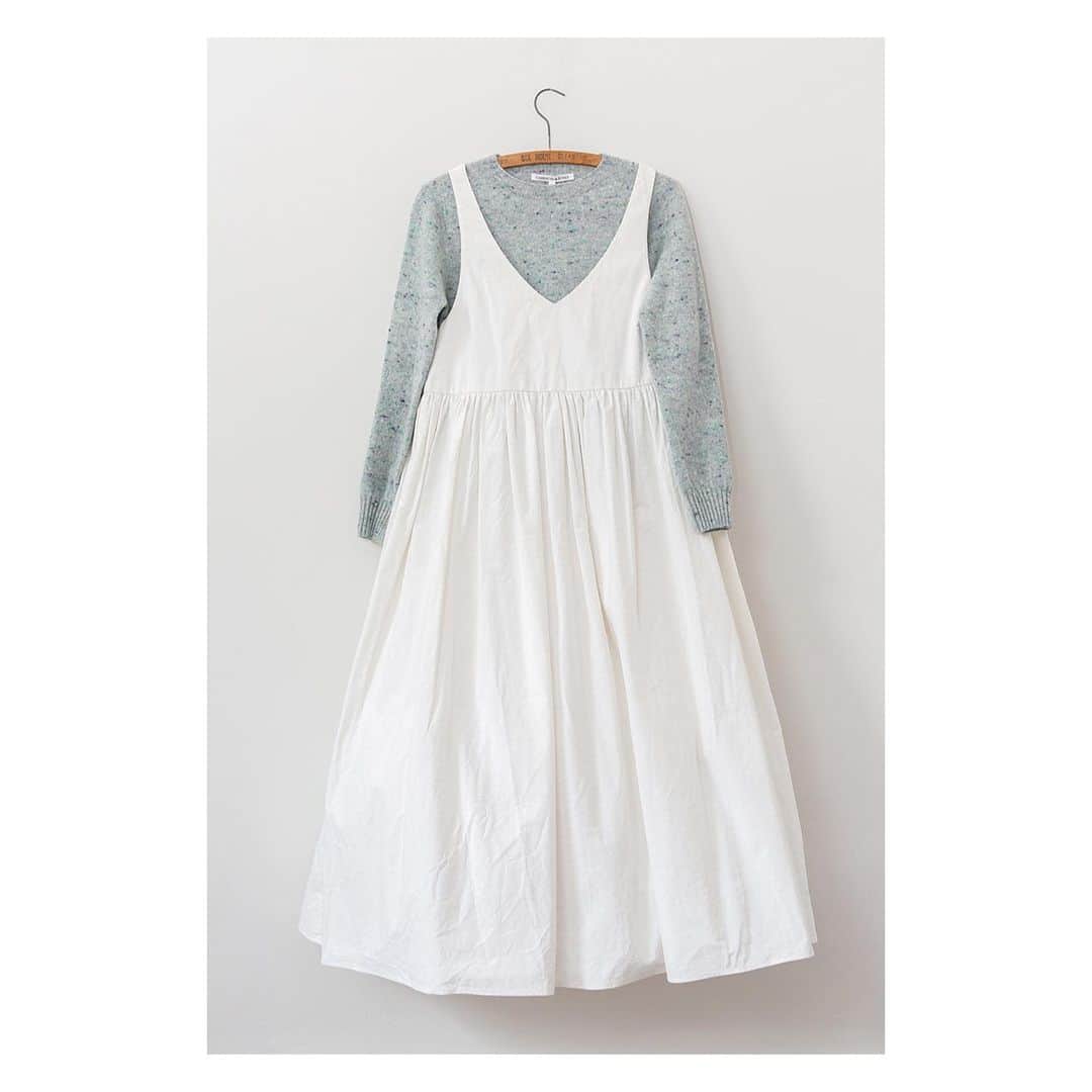 キャベジズ&ローゼズのインスタグラム：「In Harmony 💚 The speckled Freya sweater in soft sage lives in wonderful tranquillity with the Veronica Dress in Calico Blanco 👇Tap To Shop this Outfit of the Day👇#scottishknitwear #speckledsweater #whitedress #madeinengland #slowfashion #taptoshop #sustainablestyle #whomademyclothes #cabbagesandroses #cabbagesandrosesfashion @christina_strutt @cabbagesandroses_shop」