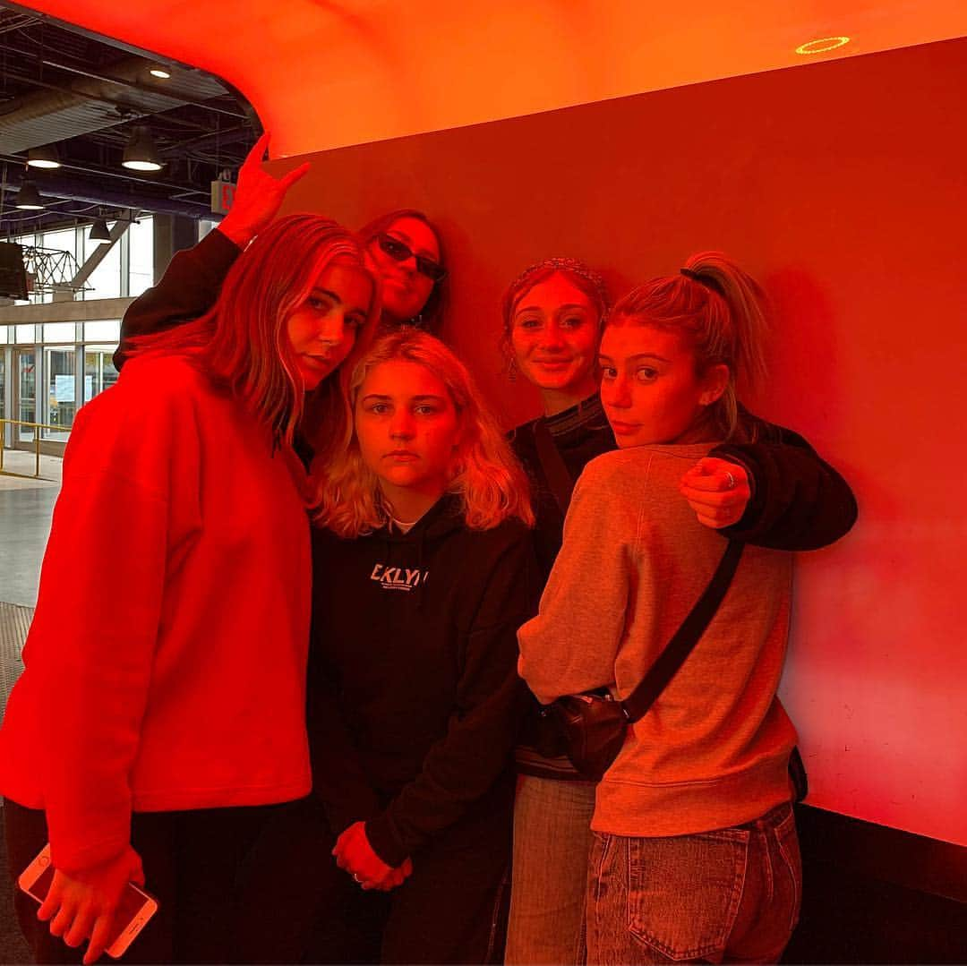 G・ハネリウスさんのインスタグラム写真 - (G・ハネリウスInstagram)「🌈💅🏻🦋🍭 shenanigans !」5月6日 5時52分 - ghannelius