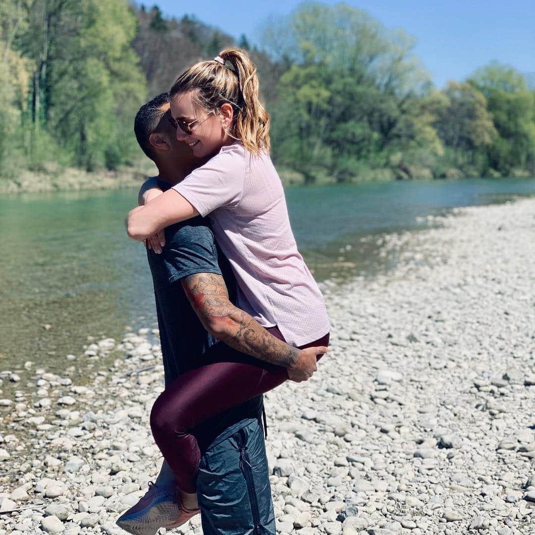 ティアゴ・アルカンタラのインスタグラム：「Cada día se me cae la baba de ver la madraza que eres❤️ #diadelamadre」
