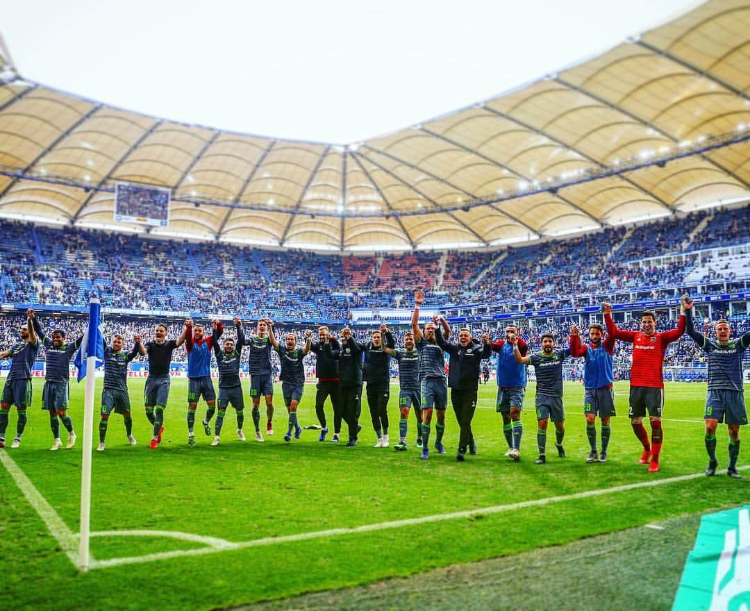 FCインゴルシュタット04さんのインスタグラム写真 - (FCインゴルシュタット04Instagram)「Riesengroßes DANKE, #Schanzer 🙏🙏 Trotz starkem Gegner & beeindruckender: Wir haben das Ding gemeinsam für uns entschieden 🙌🖤❤️ Noch 2 Endspiele verbleiben!  #Totgesagtelebenlänger #UnsereSchanz #FCI #fussball #football #victory #winner #Auswärtssieg #HSVFCI #immerweiter #Relegationsplatz #Zamrückrunde」5月6日 5時56分 - dieschanzer