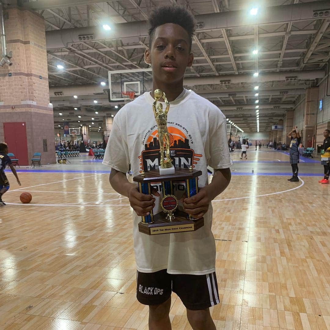 ラ・ラ・アンソニーさんのインスタグラム写真 - (ラ・ラ・アンソニーInstagram)「So proud of Kiyan & his team @blackopscadets‼️They won the championship this weekend at The Main Event tournament in Atlantic City🏆🥇🏆Great job Coach Chez🏀🏀now it’s time to celebrate Cinco de Mayo‼️」5月6日 5時59分 - lala