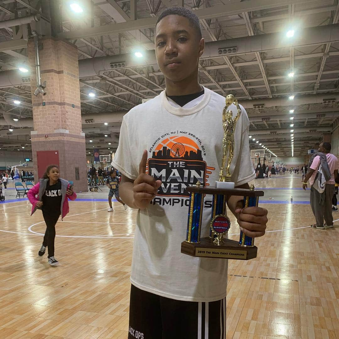 ラ・ラ・アンソニーさんのインスタグラム写真 - (ラ・ラ・アンソニーInstagram)「So proud of Kiyan & his team @blackopscadets‼️They won the championship this weekend at The Main Event tournament in Atlantic City🏆🥇🏆Great job Coach Chez🏀🏀now it’s time to celebrate Cinco de Mayo‼️」5月6日 5時59分 - lala