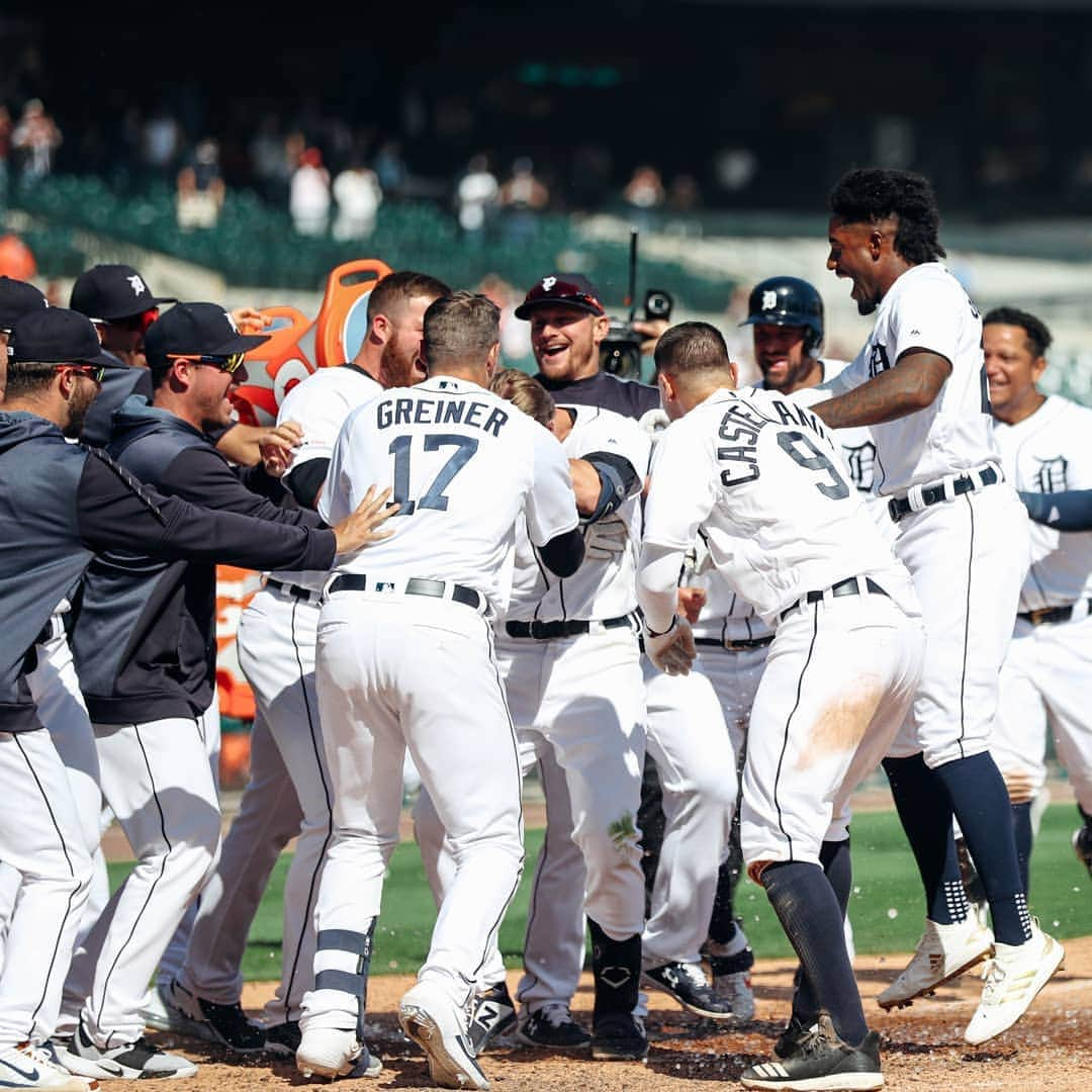 デトロイト・タイガースさんのインスタグラム写真 - (デトロイト・タイガースInstagram)「That's a #walkoff win! Congratulations @brandonadixon!」5月6日 6時10分 - tigers