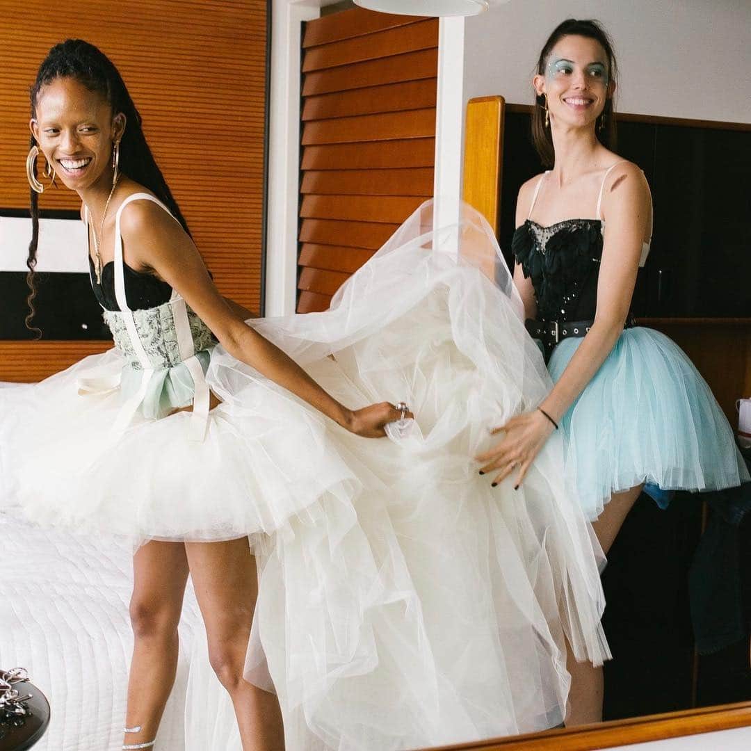 のインスタグラム：「With a dress code that read “magically excessive,” Vogue’s pre-Met party at Stone Wall Inn last night was bound to be a wildly fashionable affair. A few guests, including @adesuwa and @rubyaldridge were fantastically outfitted by @yoox, who helped them adhere to Wilde’s “everything in moderation, including moderation.” Tap the link in our bio for more on how they got ready for the event. Photographed by @coreytenold」