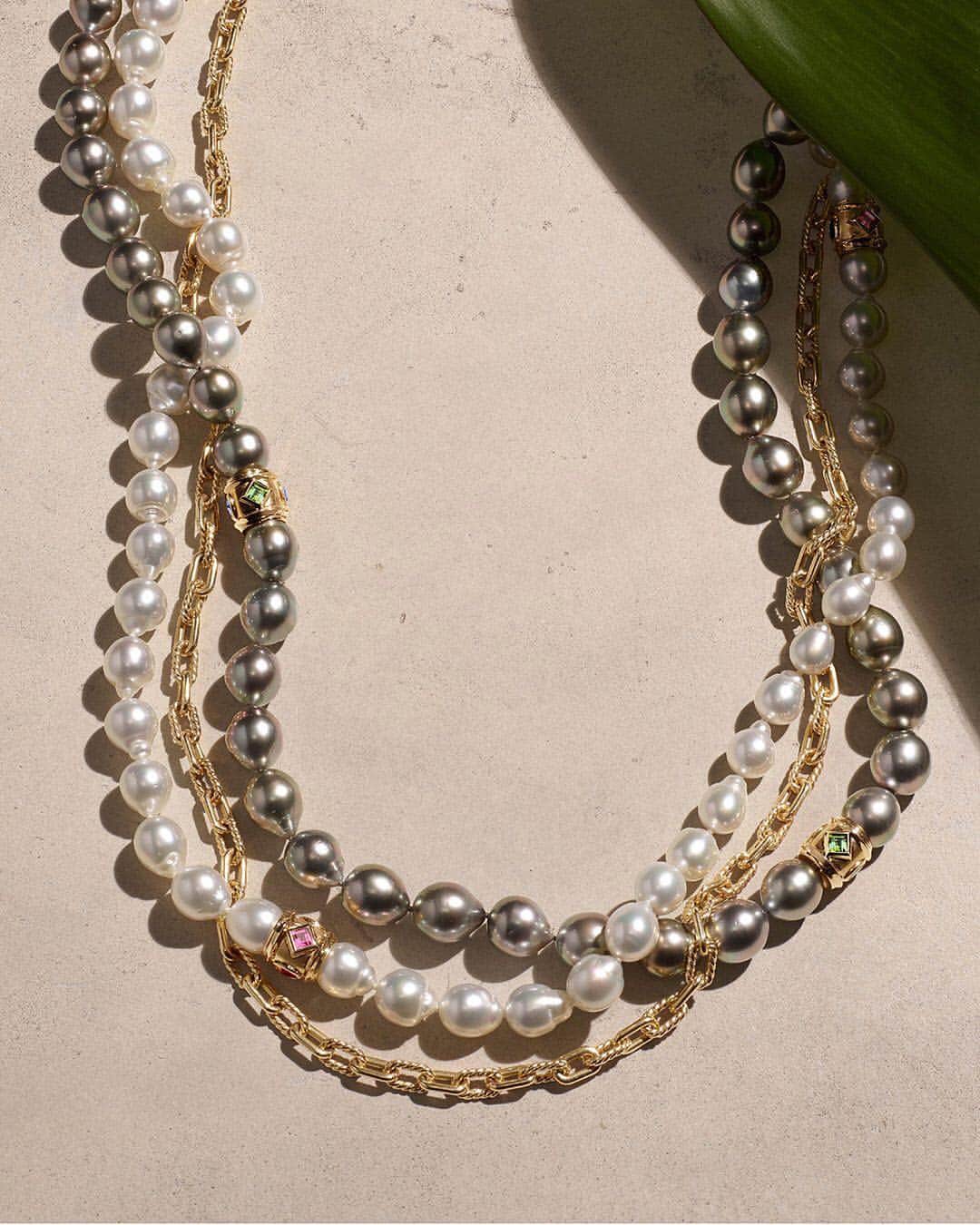 デビッドヤーマンのインスタグラム：「The queen of gems and the gem of queens. • For David Yurman, pearls have symbolized beauty, style and creativity since the 1970s when he began creating jewelry. Today, he continues to highlight the world’s finest Tahitian and South Sea pearls, spending months or even years sourcing and matching these lustrous gems. Explore David’s pearl designs through our bio link. • #DavidYurman #MothersDayGifts #Pearls」