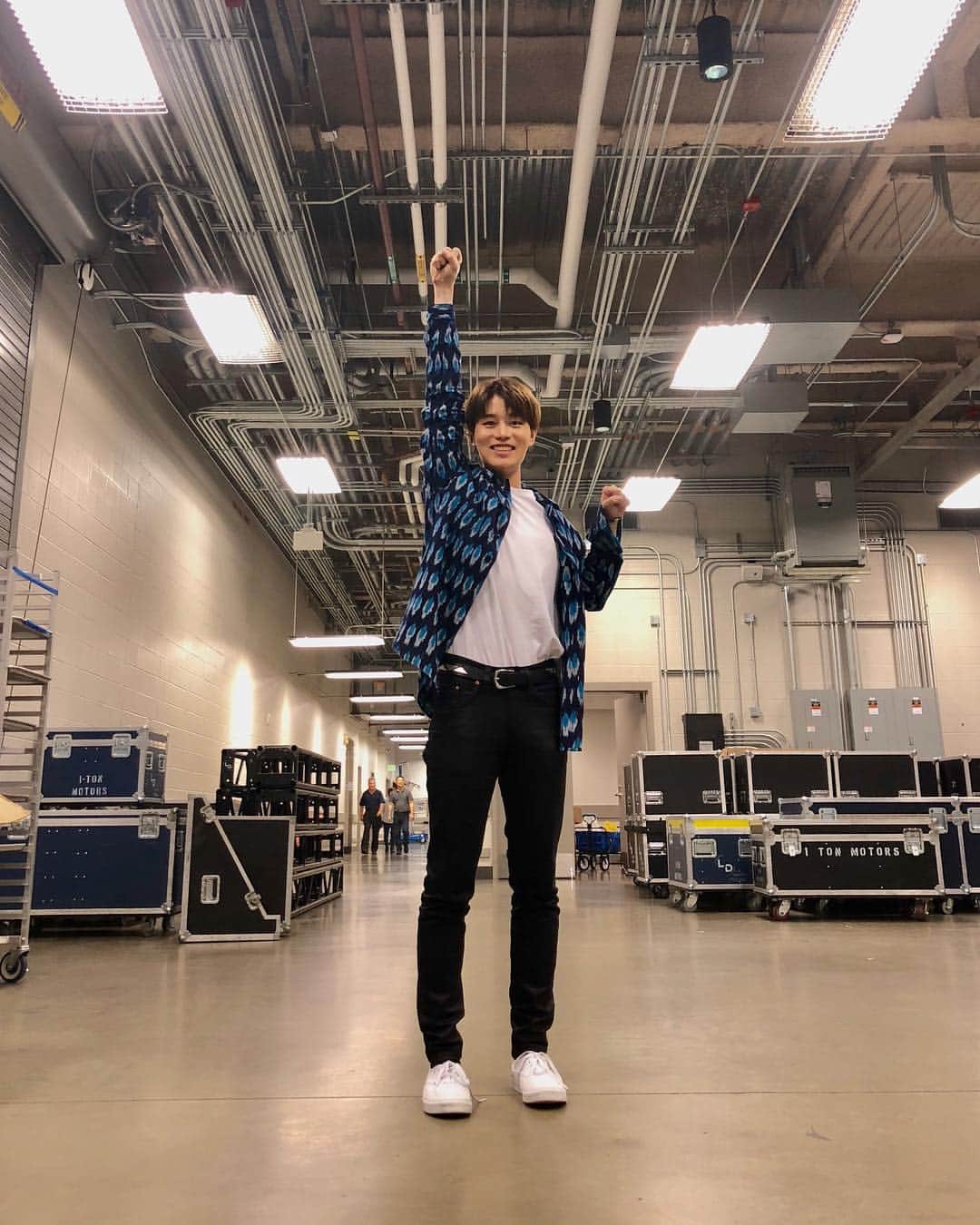 NCT 127さんのインスタグラム写真 - (NCT 127Instagram)「NCTzen at Smart Financial Centre and NCTzen everywhere else, please do this pose! 💚 ❤️#NEOPOSE_CHALLENGE  #HOUSTON #NEOCITYinHOUSTON #TAEILinHOUSTON #WE_ARE_SUPERHUMAN #NCT127_SUPERHUMAN #SUPERHUMAN #NEOCITYinUSA #NCT127inUSA #NCT127 #NCT」5月6日 6時25分 - nct127
