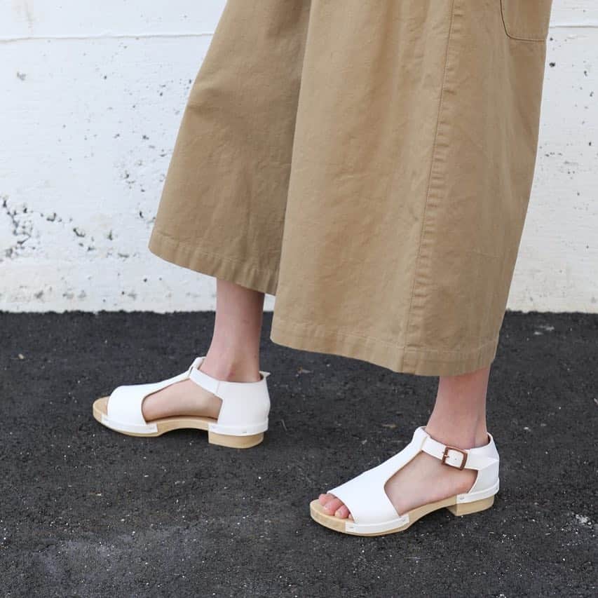 ロサモサさんのインスタグラム写真 - (ロサモサInstagram)「close up ~ Ida with flex soles @gravitypope ~ #whiteshoes #whitesandals #brisk #stylish #cool #shoefashion #canadianfashion #canada #fashion #rosamosa #vienna #style #handmade」5月6日 6時25分 - rosamosavienna