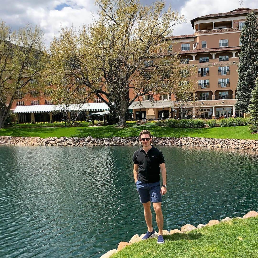 ダグラス・ラザノのインスタグラム：「Successful Governing Council complete with a stop at my favorite place! #broadmoor #coloradosprings」