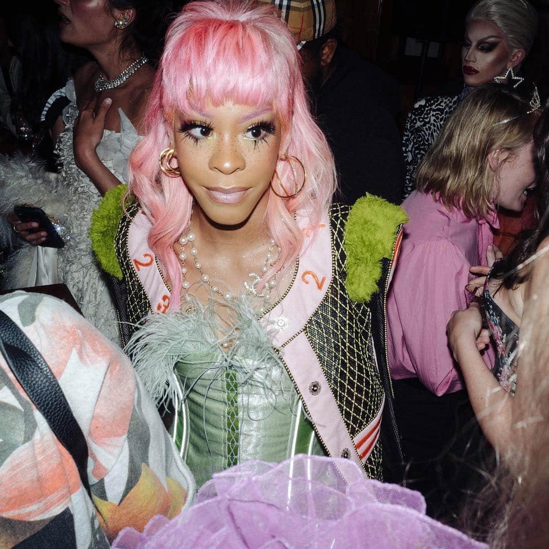 Vogueさんのインスタグラム写真 - (VogueInstagram)「At last night’s pre-#MetGala party, the evening spun out like a fever dream of feathers, fluffy tulle, and flamingos. Think headpieces, body glitter, and boas galore. Tap the link in our bio to see more from the night. photographed by @arnold_daniel  #CottonCampy」5月6日 6時29分 - voguemagazine