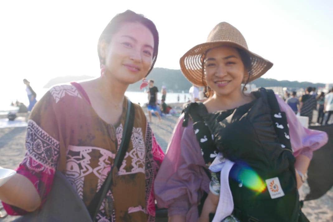 桃生亜希子のインスタグラム：「長かったGolden Week も明日で終わり。 Aicoちゃん @aicosugawara 、Iso君 @i.s.o.p._mc 家族にも会えた😊🔥 🌞 #zushibeachfilmfestival #逗子海岸映画祭 #逗子海岸映画祭2019」