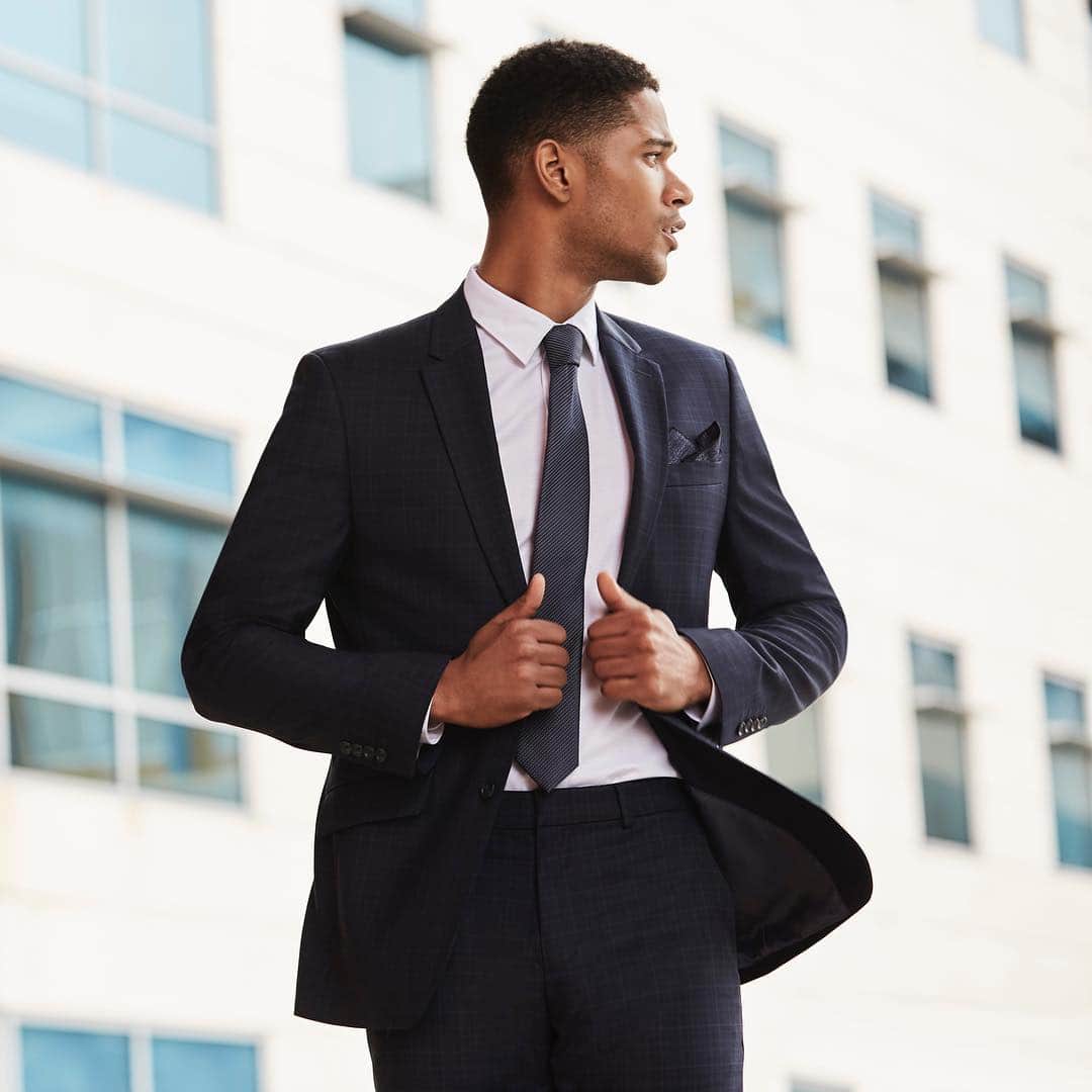 ペリーエリスのインスタグラム：「A great looking suit is the ultimate finishing piece to every man's wardrobe. Shop the spring suiting event and find your perfect fit. Link in bio. #LifeReadySince1976 #PerryEllis」