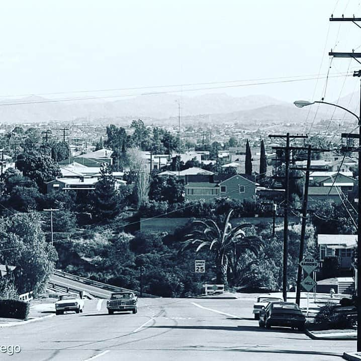 クリス・クニエリムさんのインスタグラム写真 - (クリス・クニエリムInstagram)「Who can guess what kind of car is parked on the left side of the photo? This is a photo of my grandparents house on Juniper st. Waiting to hear back about the year the photo was taken. I’m thinking it might be my dads Rambler but it’s hard to tell for sure.」5月6日 6時38分 - chris_knierim