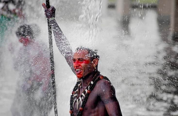 レオナルド・ディカプリオさんのインスタグラム写真 - (レオナルド・ディカプリオInstagram)「#Regram #RG @greenpeace: This week, thousands of Indigenous People gathered in Brasília, the capital of Brazil to to share experiences, traditional knowledge, support each other and, most importantly, demand the government protect their rights. Indigenous Peoples are the guardians of the forest, fighting to protect it from a greedy industry. We can’t afford more deforestation. Go to the link in our bio to save the Amazon. 📸: Christian Braga/MNI - @christiaanbraga . . . .  #SavetheAmazon #NoForestNoLife #greenpeace #IndigenousPeople #IndigenousRights #TerraLivre2019 #TerraLivre #ATL #Brazil #Brasil #Brasilia #AcampamentoTerraLivre」5月6日 6時39分 - leonardodicaprio