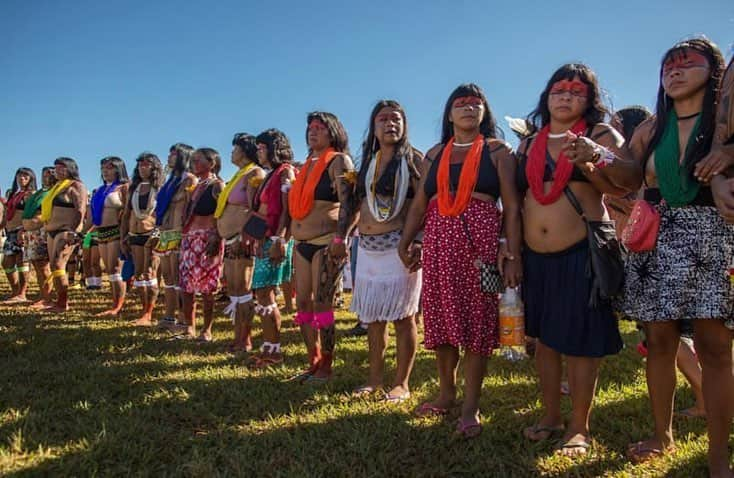 レオナルド・ディカプリオさんのインスタグラム写真 - (レオナルド・ディカプリオInstagram)「#Regram #RG @greenpeace: This week, thousands of Indigenous People gathered in Brasília, the capital of Brazil to to share experiences, traditional knowledge, support each other and, most importantly, demand the government protect their rights. Indigenous Peoples are the guardians of the forest, fighting to protect it from a greedy industry. We can’t afford more deforestation. Go to the link in our bio to save the Amazon. 📸: Christian Braga/MNI - @christiaanbraga . . . .  #SavetheAmazon #NoForestNoLife #greenpeace #IndigenousPeople #IndigenousRights #TerraLivre2019 #TerraLivre #ATL #Brazil #Brasil #Brasilia #AcampamentoTerraLivre」5月6日 6時39分 - leonardodicaprio