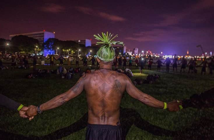 レオナルド・ディカプリオさんのインスタグラム写真 - (レオナルド・ディカプリオInstagram)「#Regram #RG @greenpeace: This week, thousands of Indigenous People gathered in Brasília, the capital of Brazil to to share experiences, traditional knowledge, support each other and, most importantly, demand the government protect their rights. Indigenous Peoples are the guardians of the forest, fighting to protect it from a greedy industry. We can’t afford more deforestation. Go to the link in our bio to save the Amazon. 📸: Christian Braga/MNI - @christiaanbraga . . . .  #SavetheAmazon #NoForestNoLife #greenpeace #IndigenousPeople #IndigenousRights #TerraLivre2019 #TerraLivre #ATL #Brazil #Brasil #Brasilia #AcampamentoTerraLivre」5月6日 6時39分 - leonardodicaprio