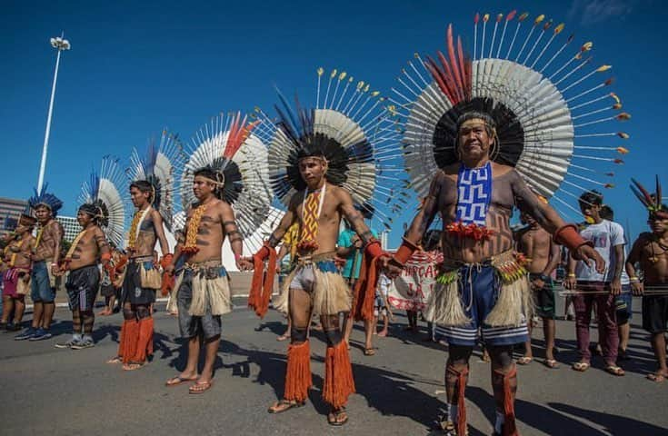 レオナルド・ディカプリオさんのインスタグラム写真 - (レオナルド・ディカプリオInstagram)「#Regram #RG @greenpeace: This week, thousands of Indigenous People gathered in Brasília, the capital of Brazil to to share experiences, traditional knowledge, support each other and, most importantly, demand the government protect their rights. Indigenous Peoples are the guardians of the forest, fighting to protect it from a greedy industry. We can’t afford more deforestation. Go to the link in our bio to save the Amazon. 📸: Christian Braga/MNI - @christiaanbraga . . . .  #SavetheAmazon #NoForestNoLife #greenpeace #IndigenousPeople #IndigenousRights #TerraLivre2019 #TerraLivre #ATL #Brazil #Brasil #Brasilia #AcampamentoTerraLivre」5月6日 6時39分 - leonardodicaprio